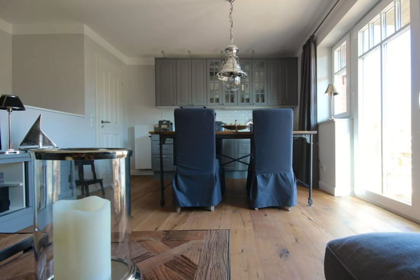 77033-Dining room