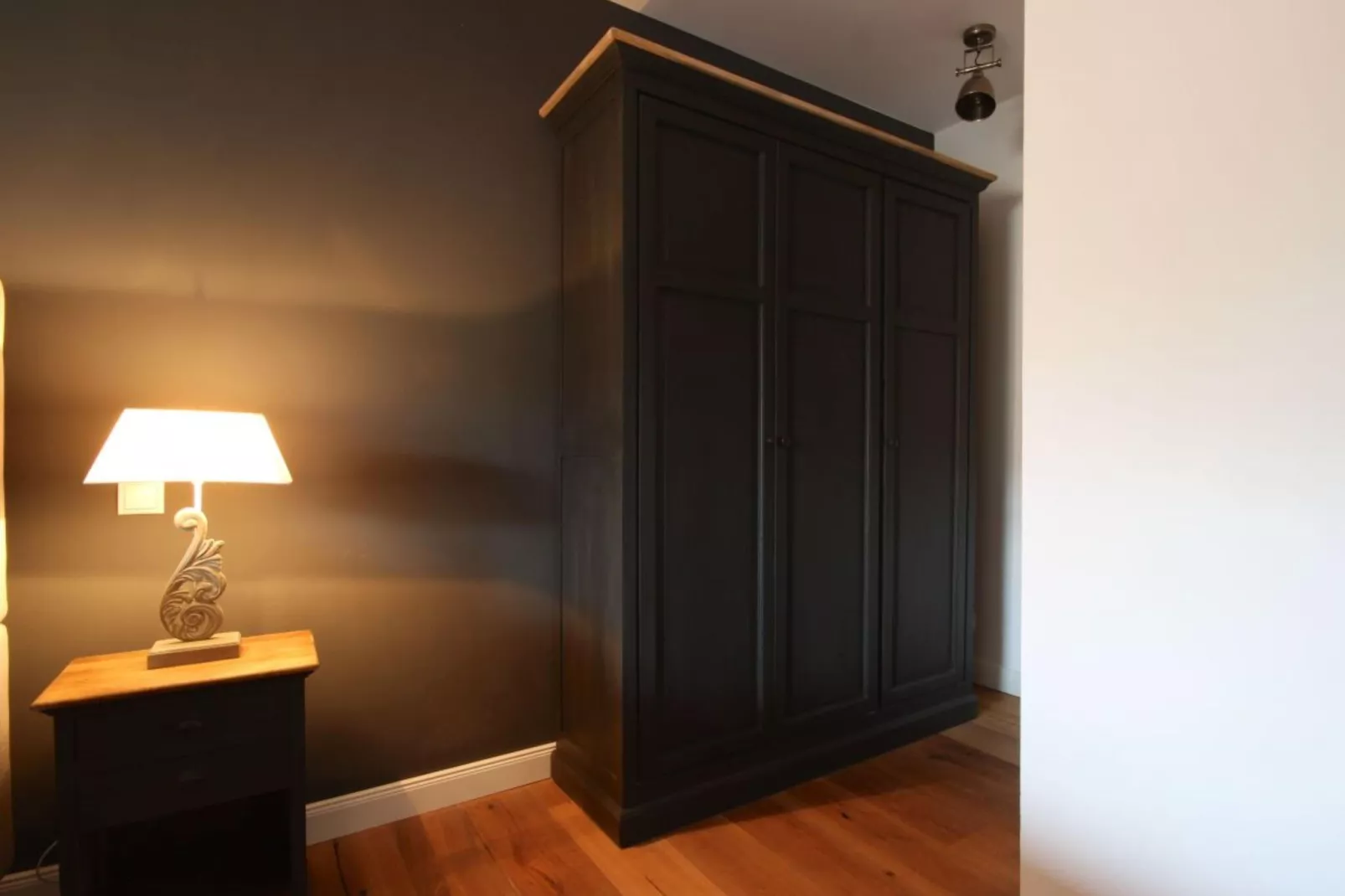77033-Bedroom