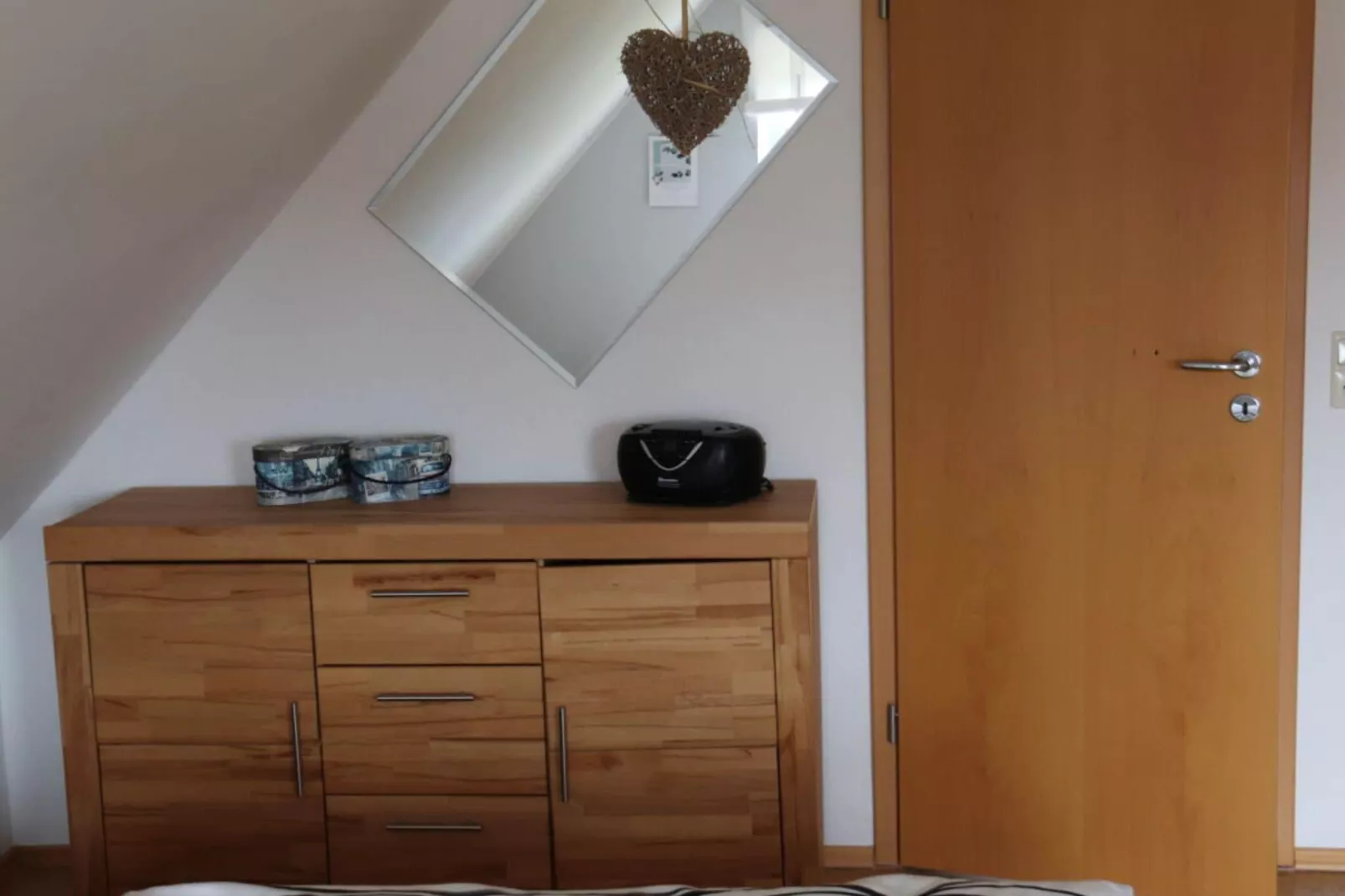 65126-Bedroom