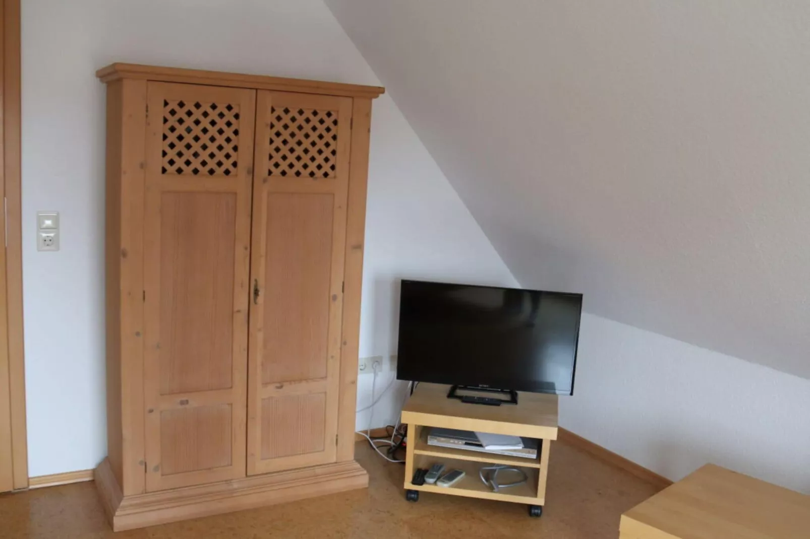 65126-Bedroom