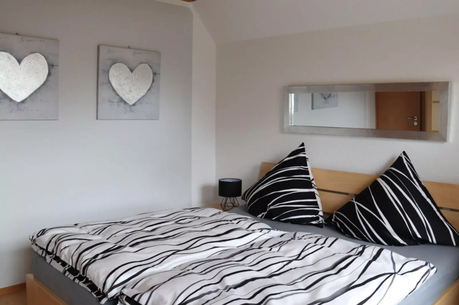 65126-Bedroom