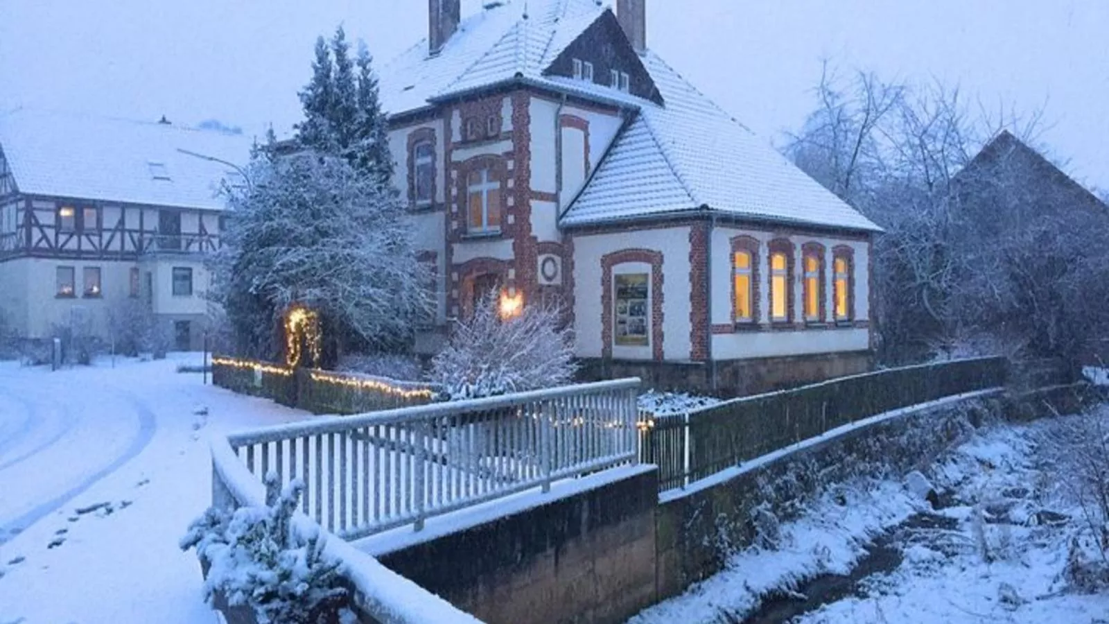 Oude Pastorie en Dorpsschool Netze-Waldeck-Exterior winter