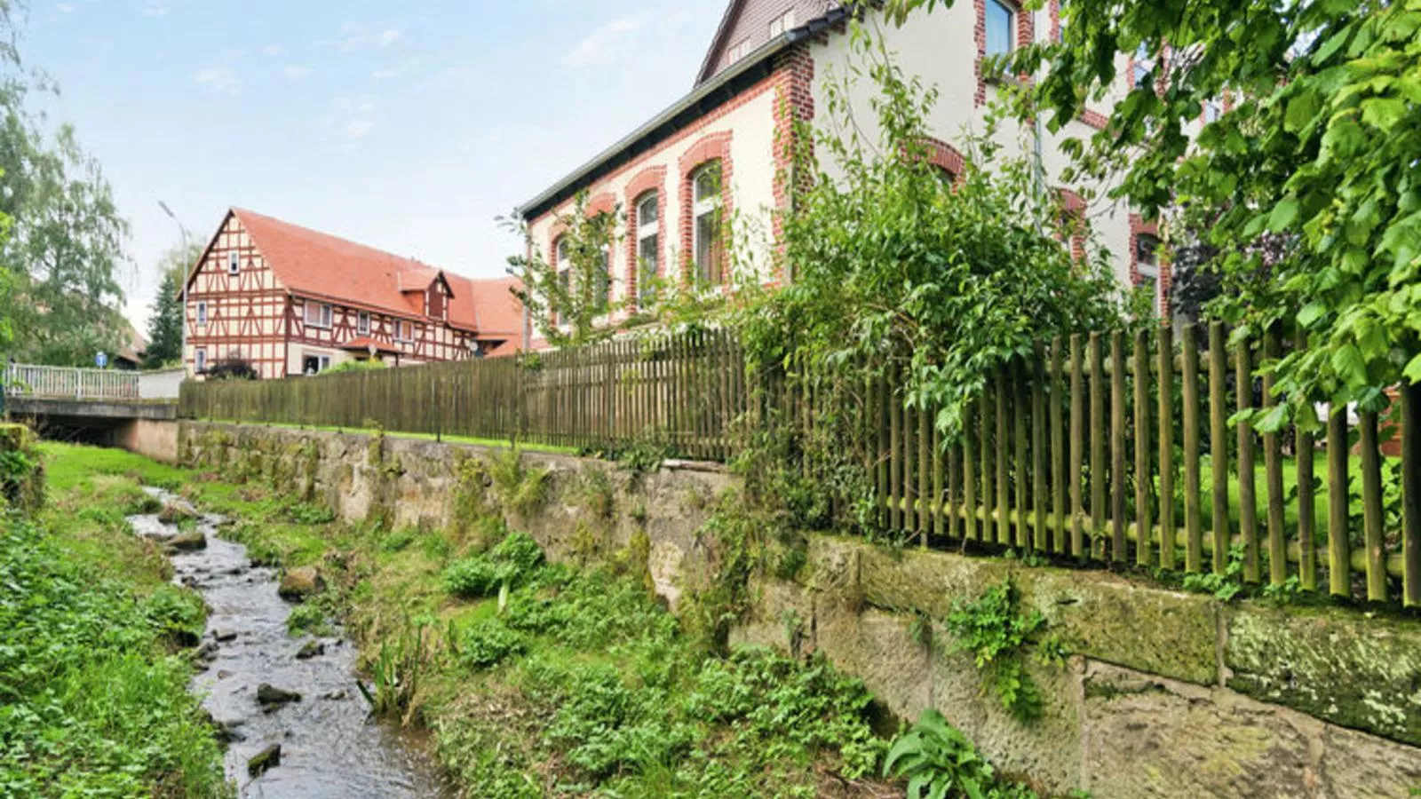Oude Pastorie en Dorpsschool Netze-Waldeck-Exterior summer