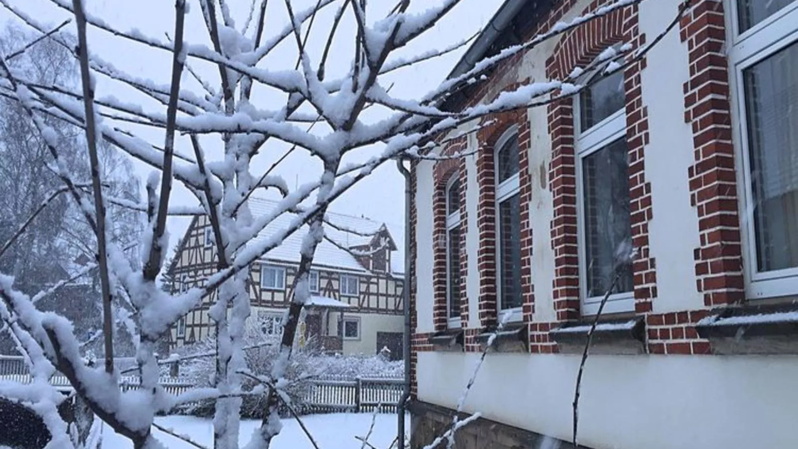 Oude Pastorie en Dorpsschool Netze-Waldeck-Exterior winter