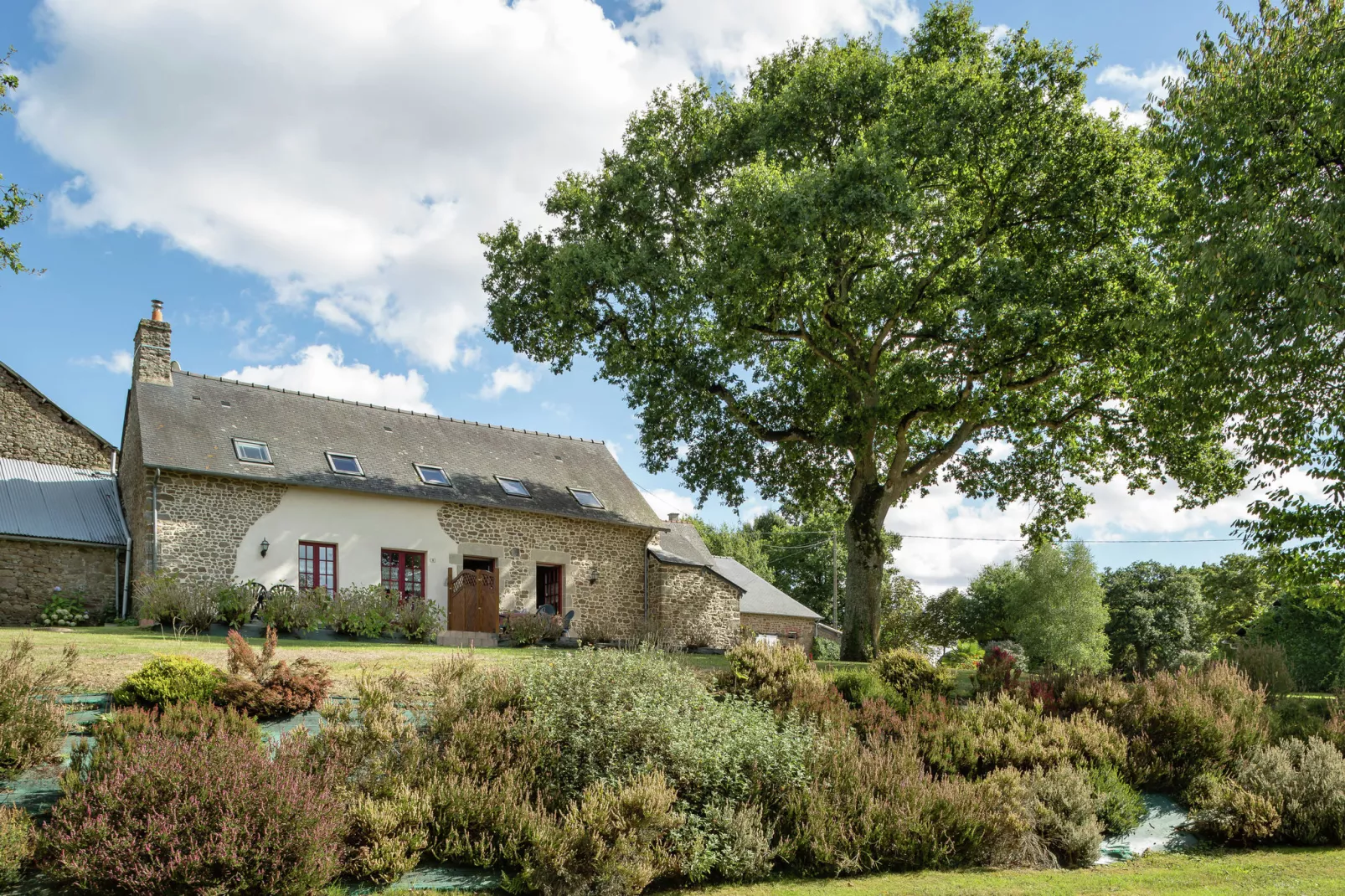 Maison à 1/2h du Mont Saint Michel-Exterior in summer