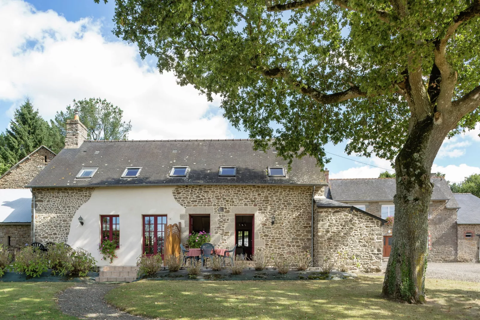 Maison à 1/2h du Mont Saint Michel-Exterior in summer