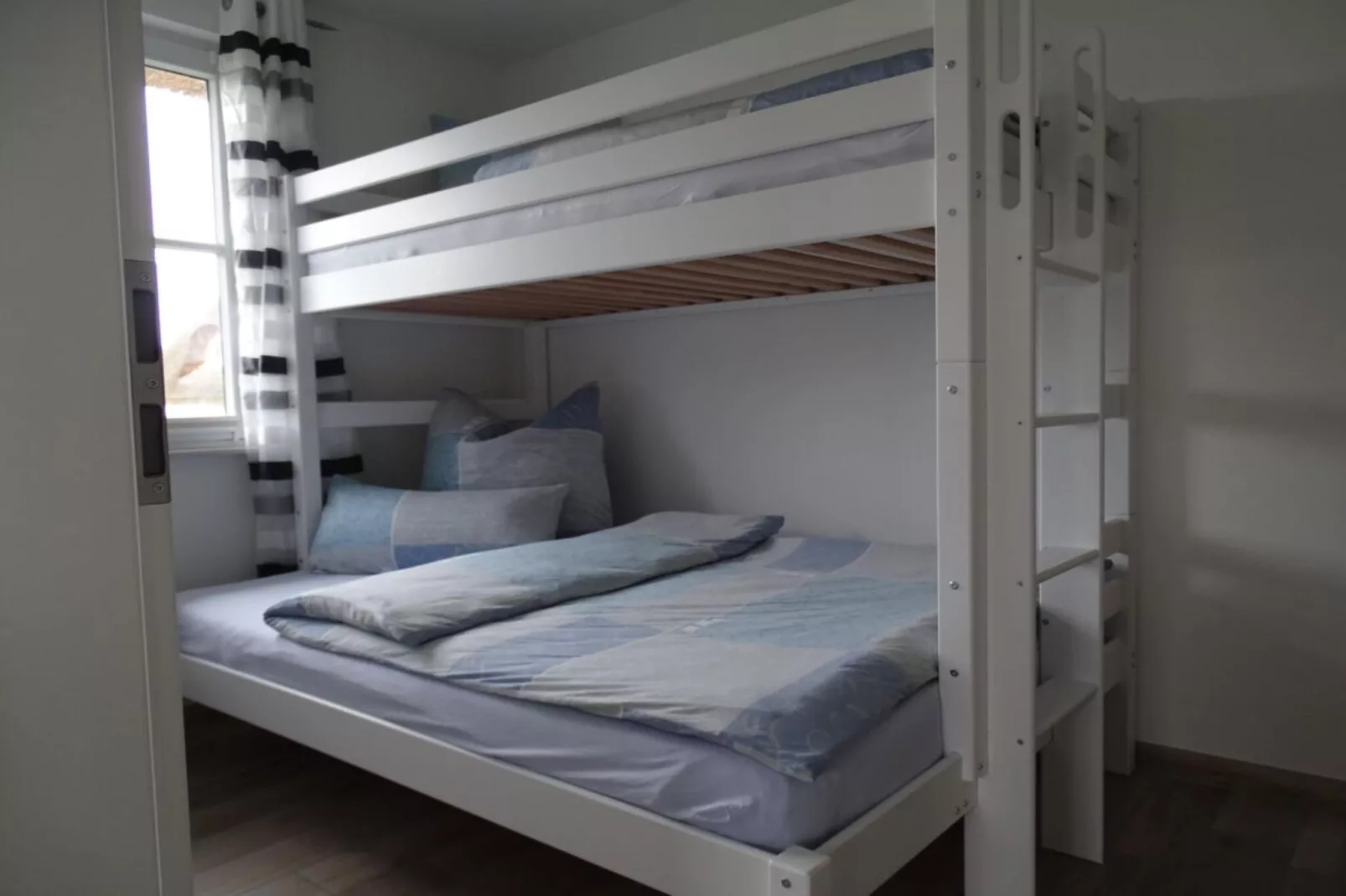 292834-Bedroom