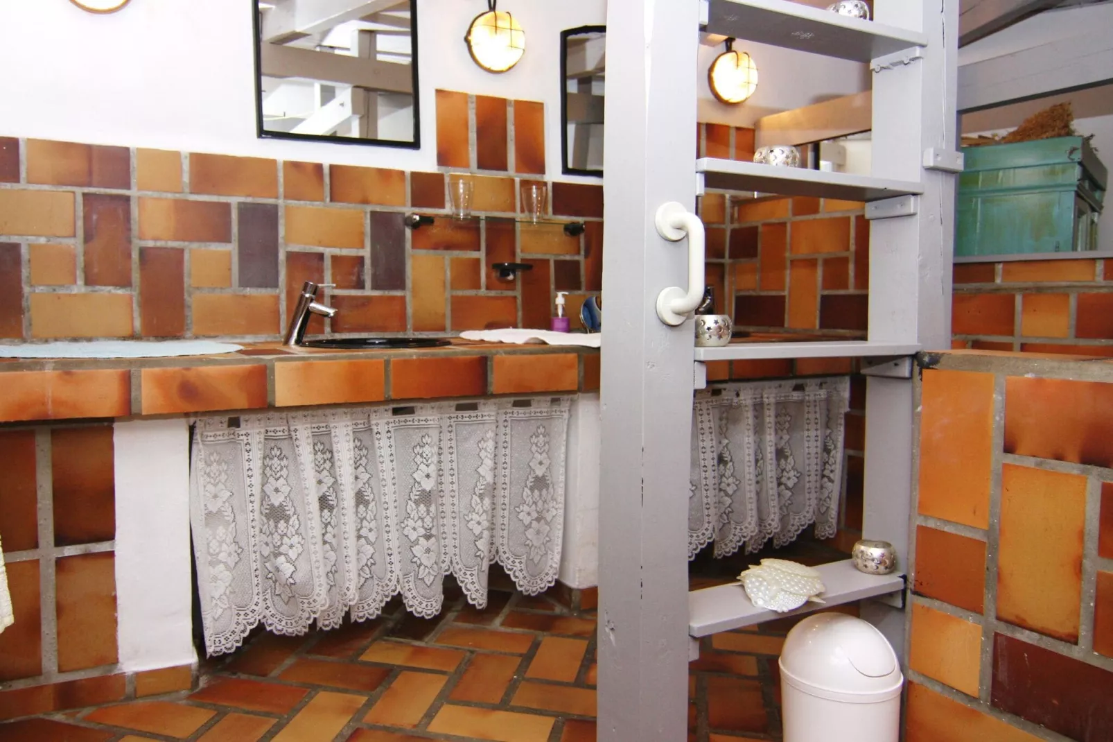 Vanessa-Bathroom