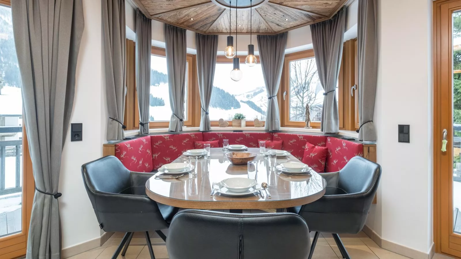 Arianne  Ski in - Ski out-Dining room