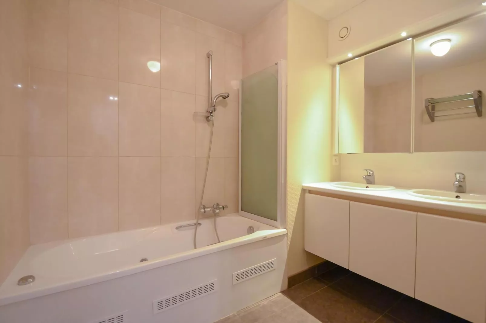 PLAZA A1/A1A12-Bathroom