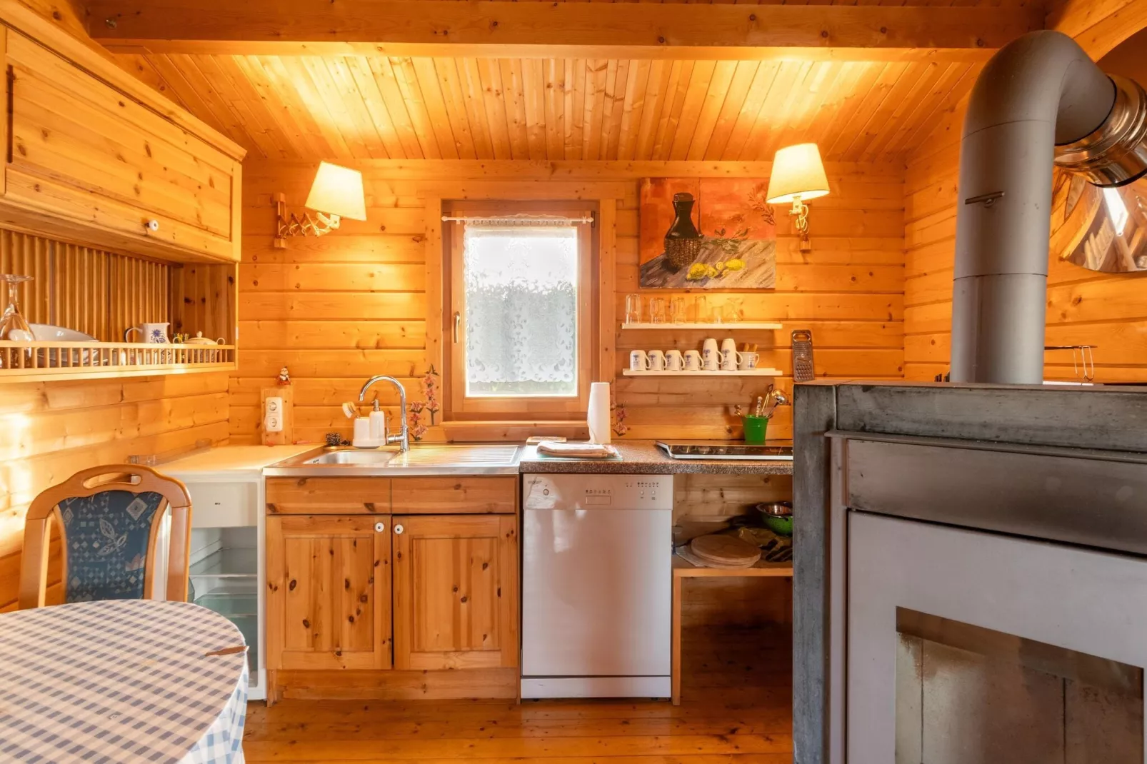 Skandinavisches Holzhaus am Störkanal in Plate-Kitchen