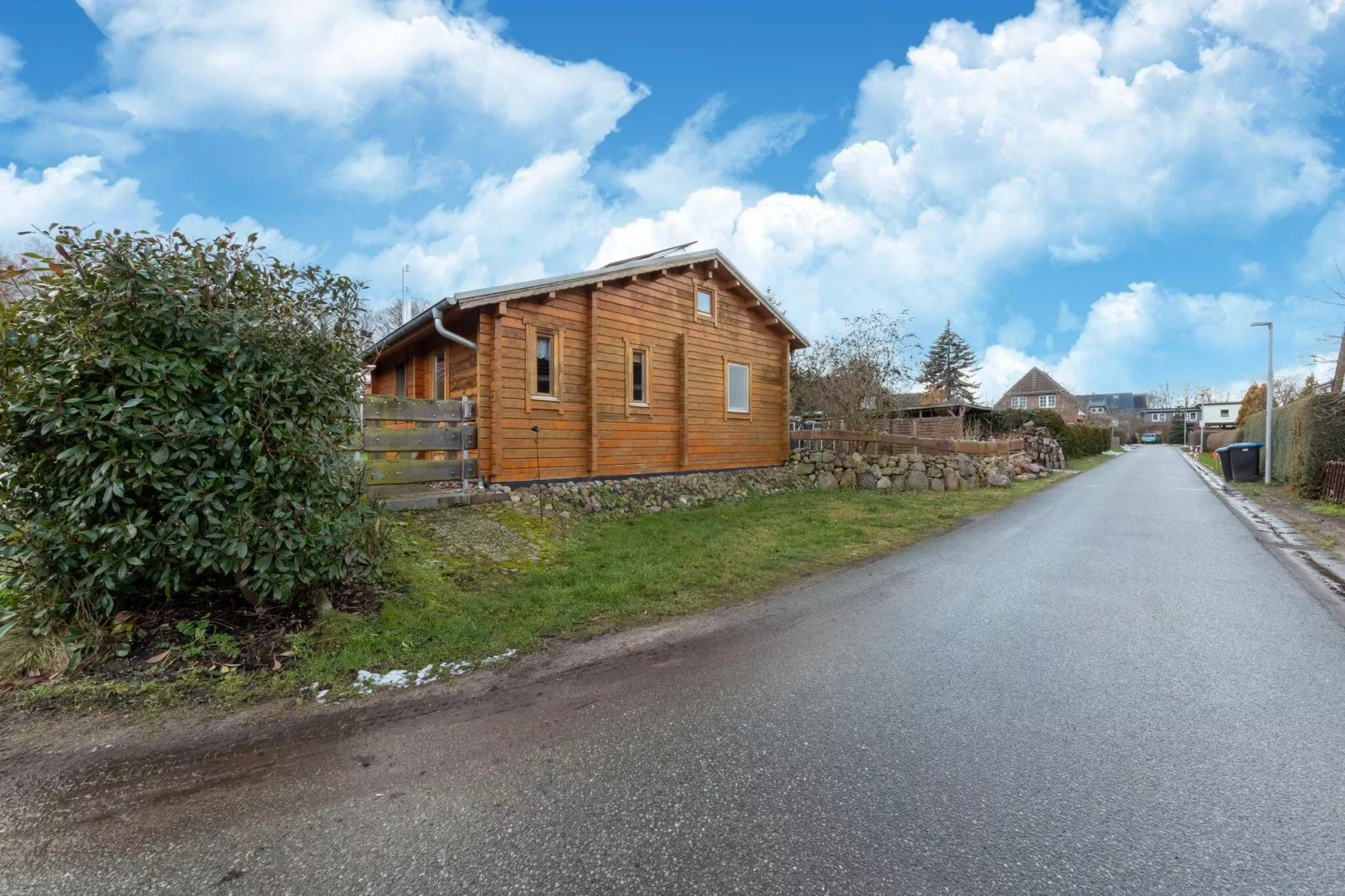 Skandinavisches Holzhaus am Störkanal in Plate-Exterior summer