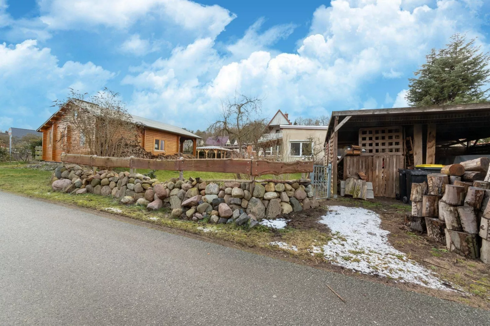 Skandinavisches Holzhaus am Störkanal in Plate-Exterior summer