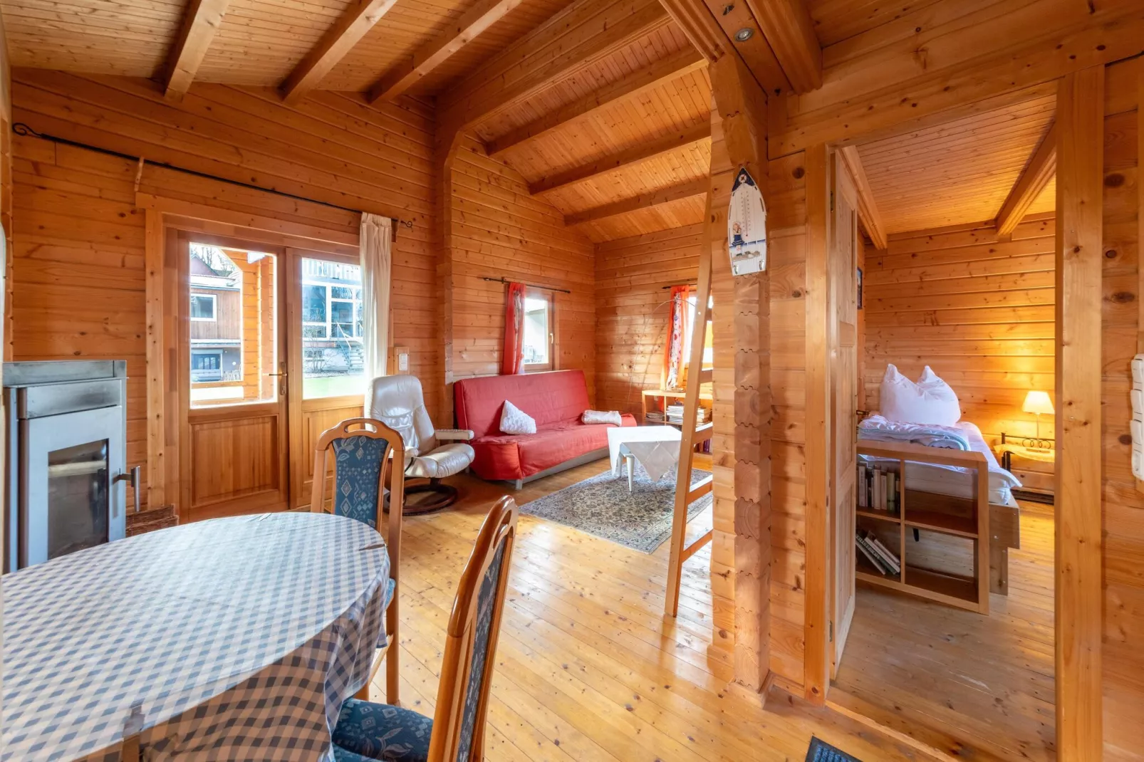 Skandinavisches Holzhaus am Störkanal in Plate-Living room