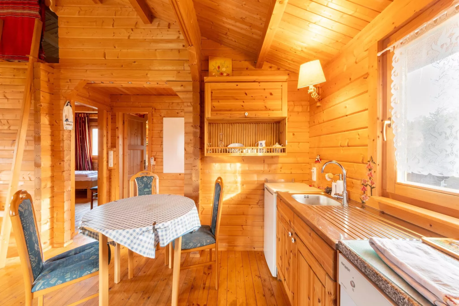 Skandinavisches Holzhaus am Störkanal in Plate-Kitchen