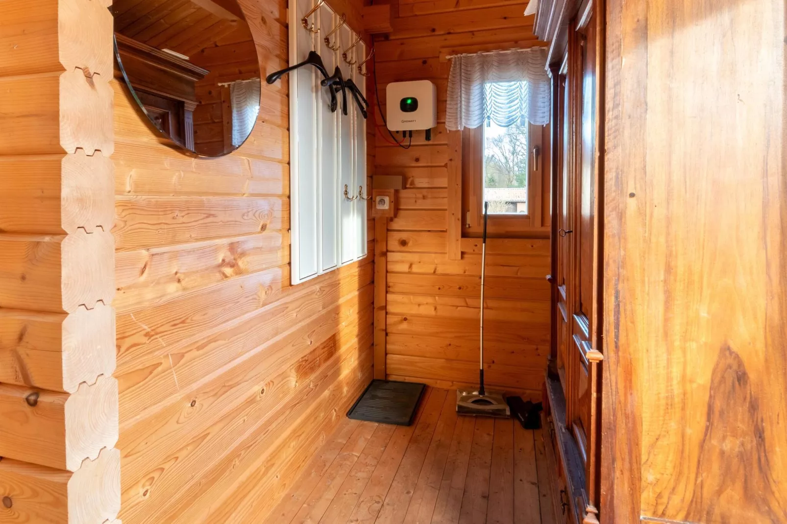 Skandinavisches Holzhaus am Störkanal in Plate-Landing