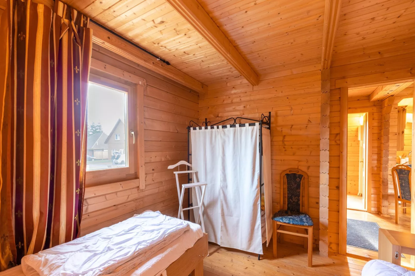 Skandinavisches Holzhaus am Störkanal in Plate-Bedroom