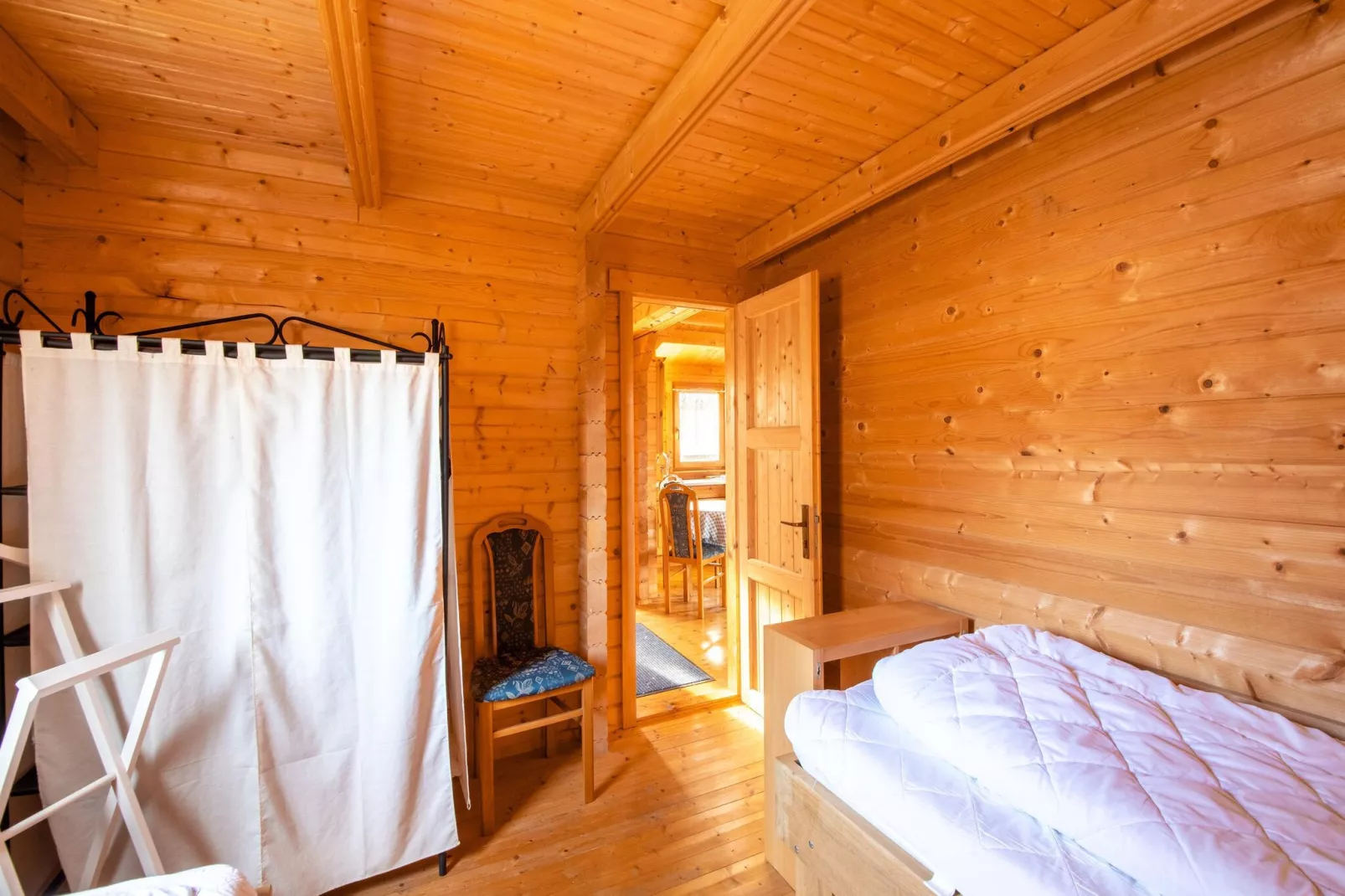 Skandinavisches Holzhaus am Störkanal in Plate-Bedroom
