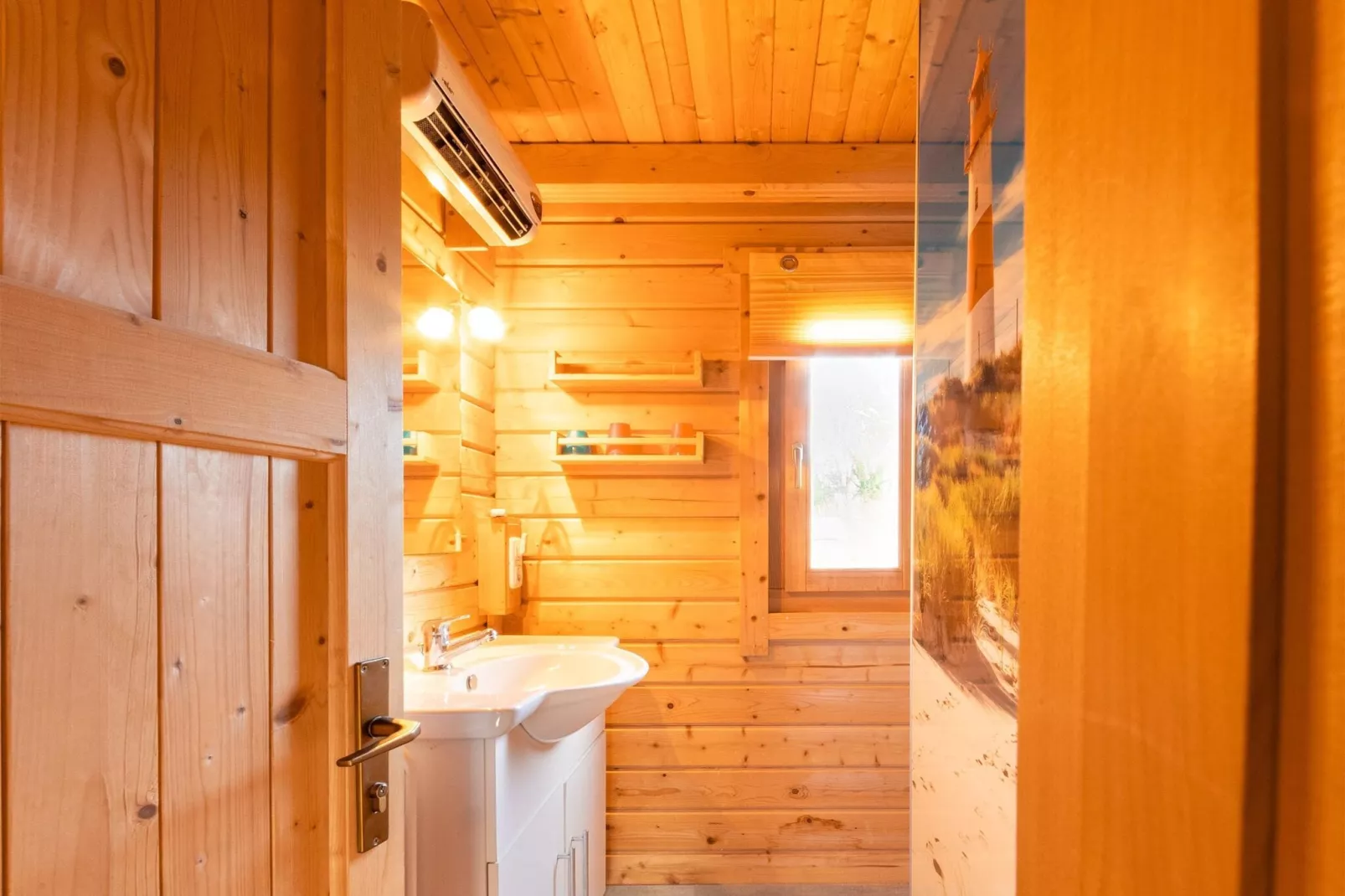 Skandinavisches Holzhaus am Störkanal in Plate-Bathroom