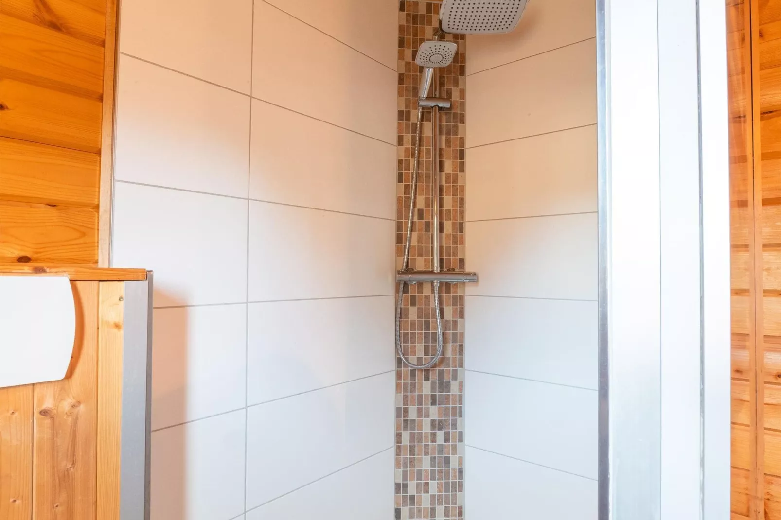 Skandinavisches Holzhaus am Störkanal in Plate-Bathroom