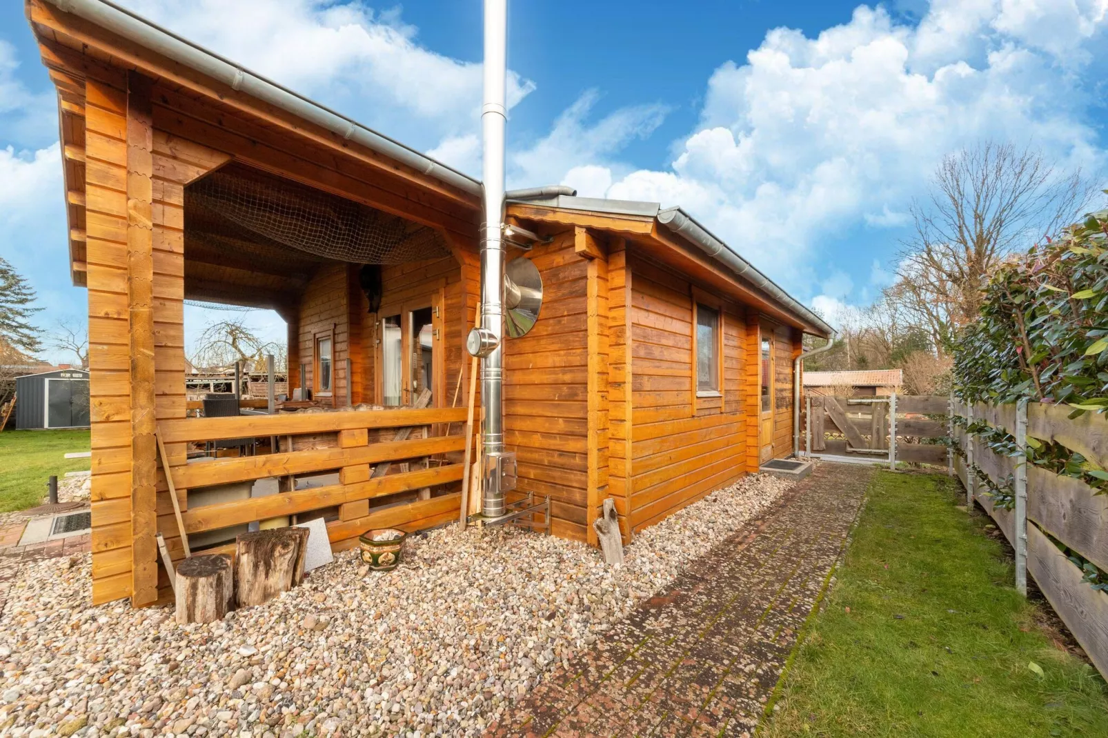 Skandinavisches Holzhaus am Störkanal in Plate-Terrace balcony