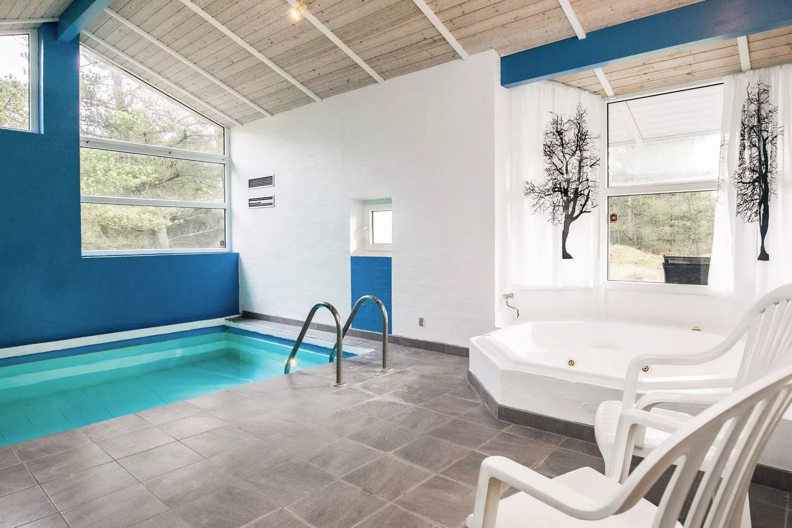 Idyllic Retreat with Whirlpool-By Traum-Swimming pool