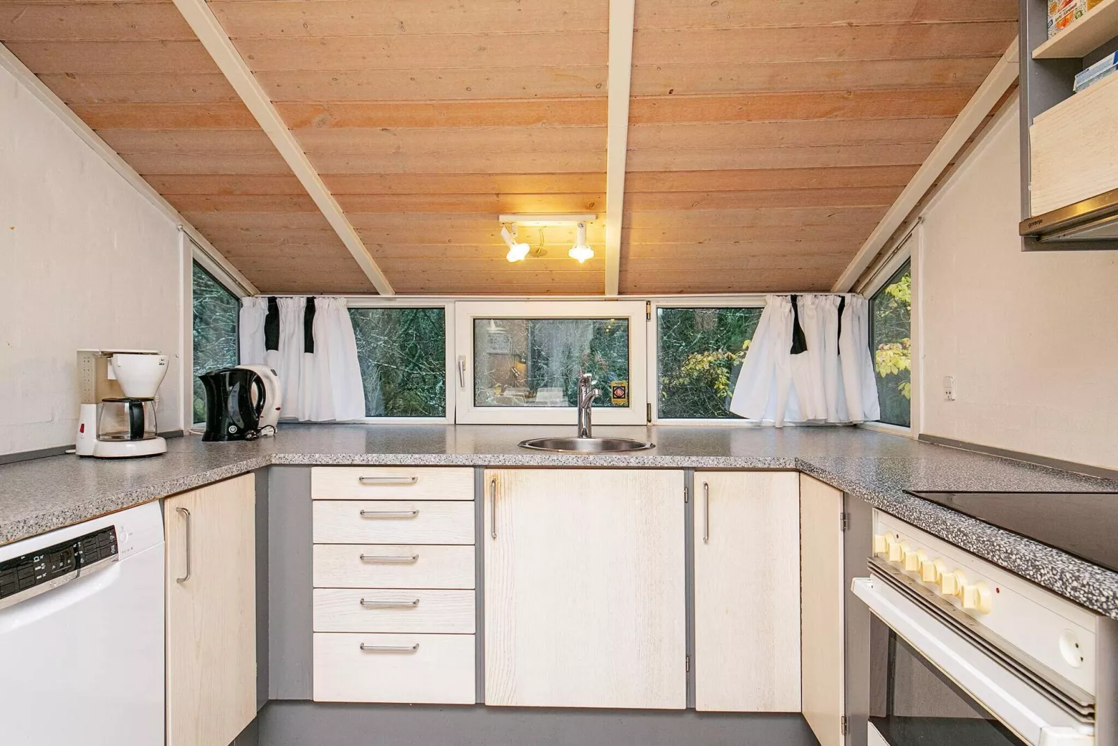 Idyllic Retreat with Whirlpool-By Traum-Indoor