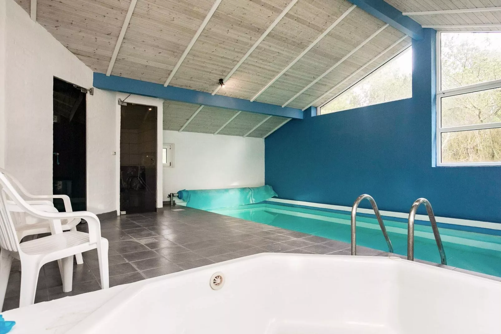 Idyllic Retreat with Whirlpool-By Traum-Swimming pool