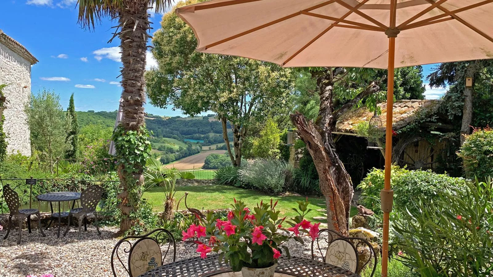 Les Roches de Roquecor-Gardens summer