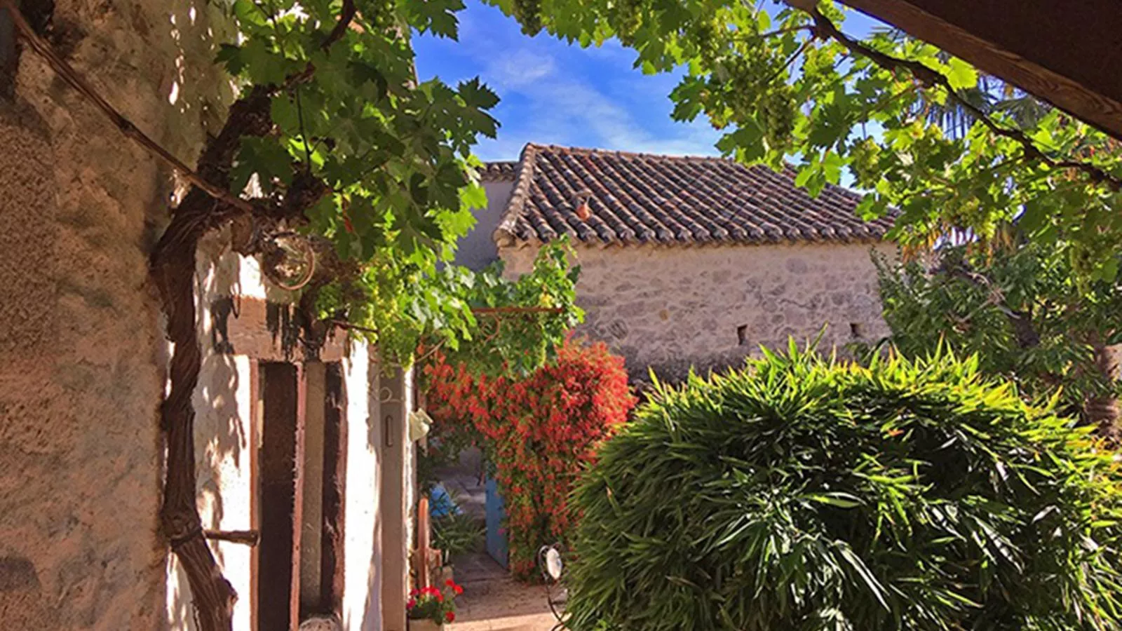 Les Roches de Roquecor-Gardens summer