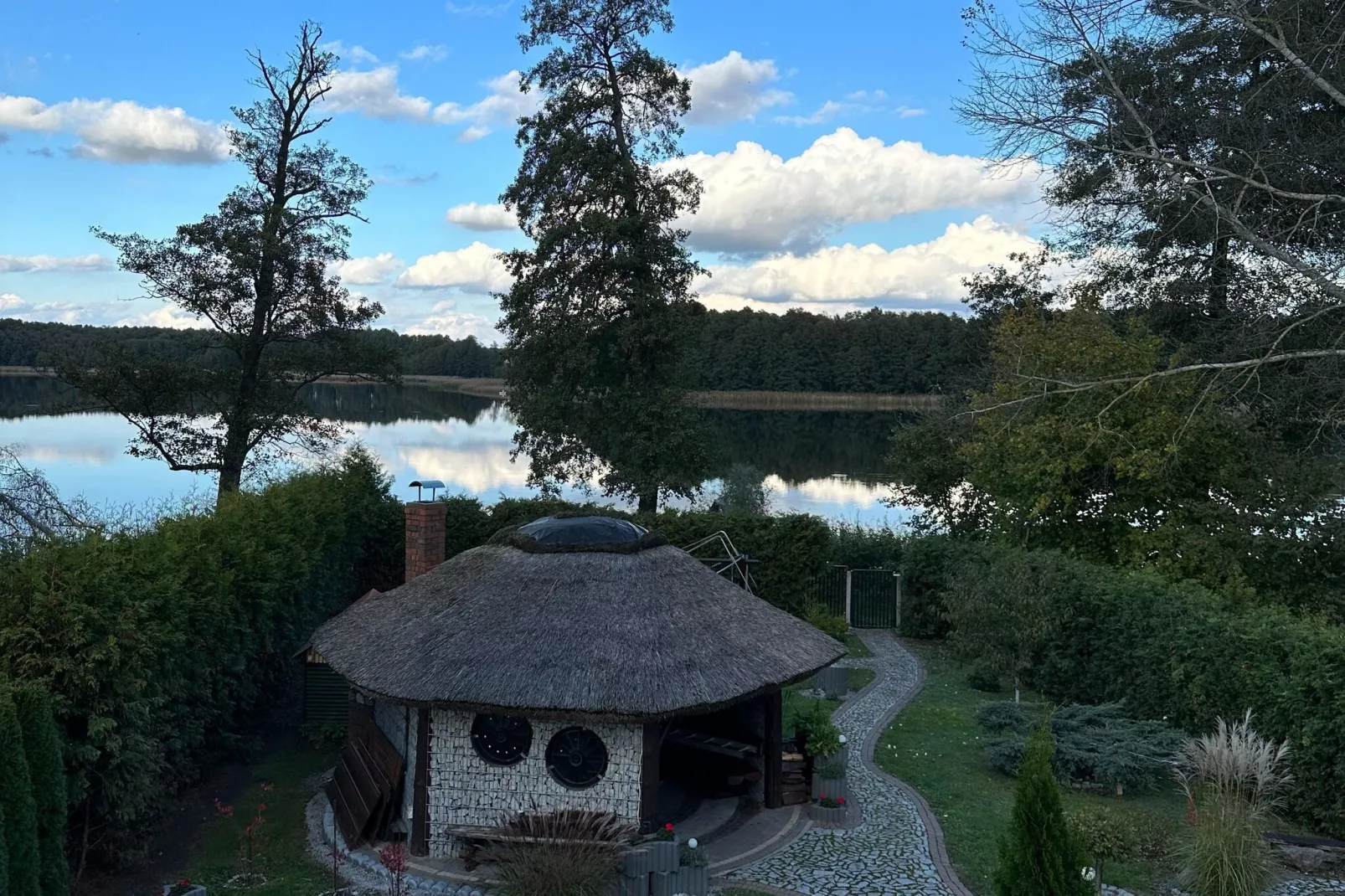 A house on the shore of the lake-Gardens summer