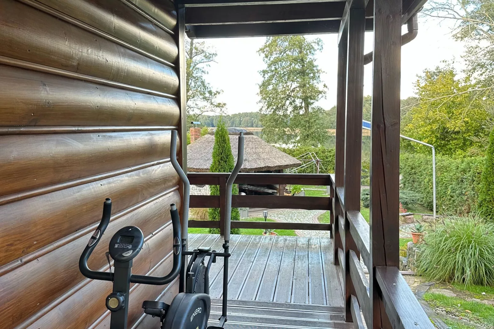 A house on the shore of the lake-Terrace balcony