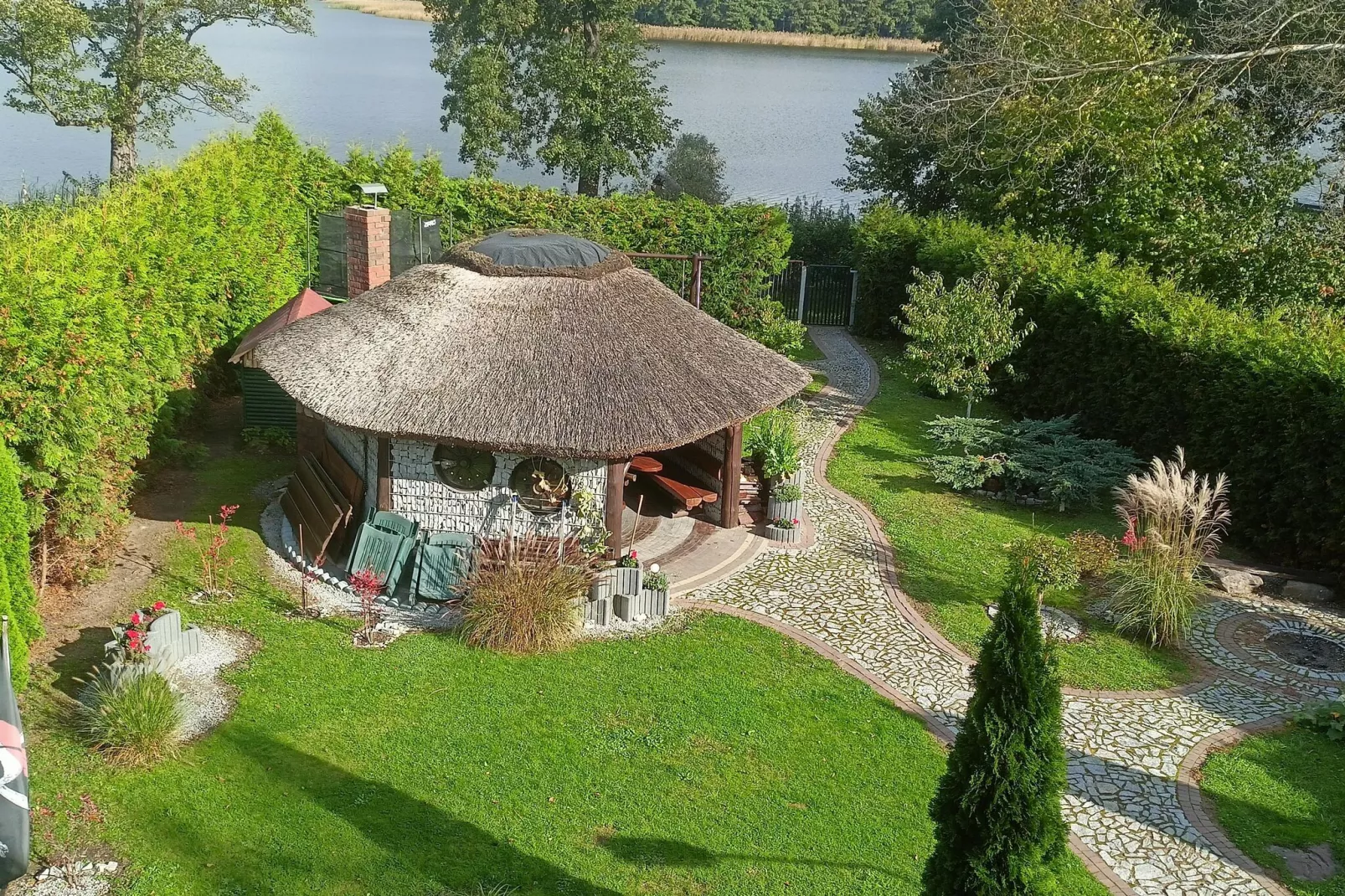 A house on the shore of the lake-Gardens summer