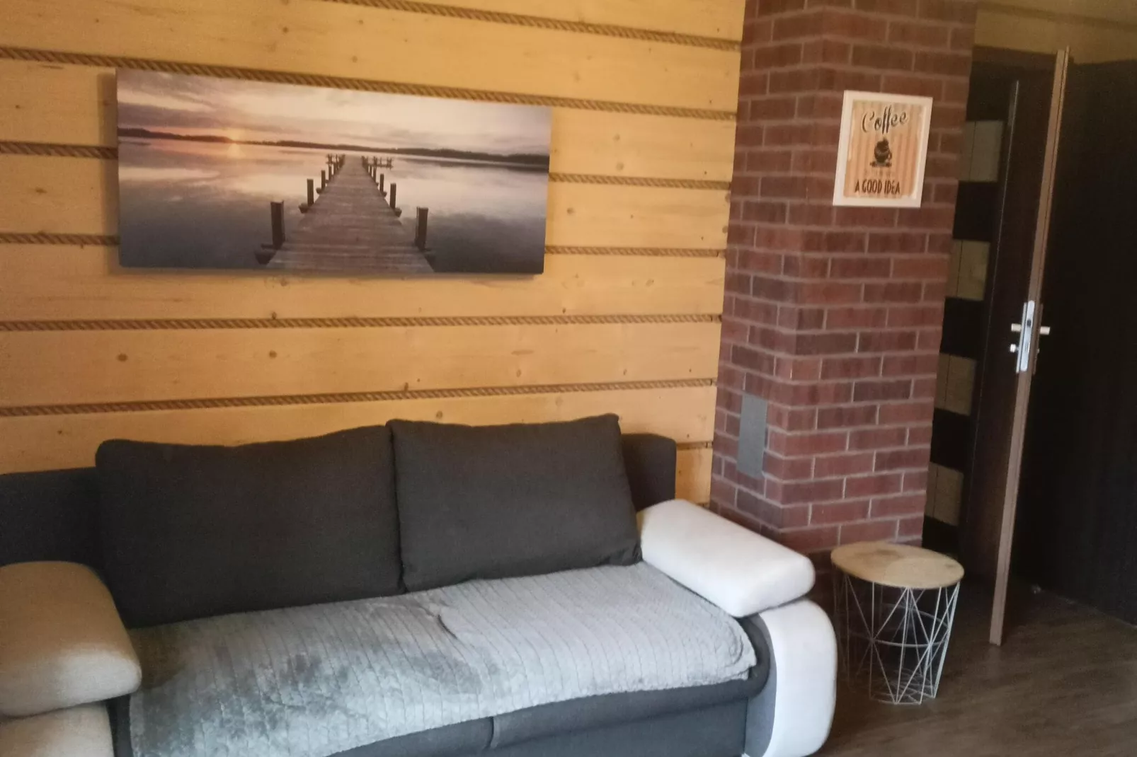 A house on the shore of the lake-Living room