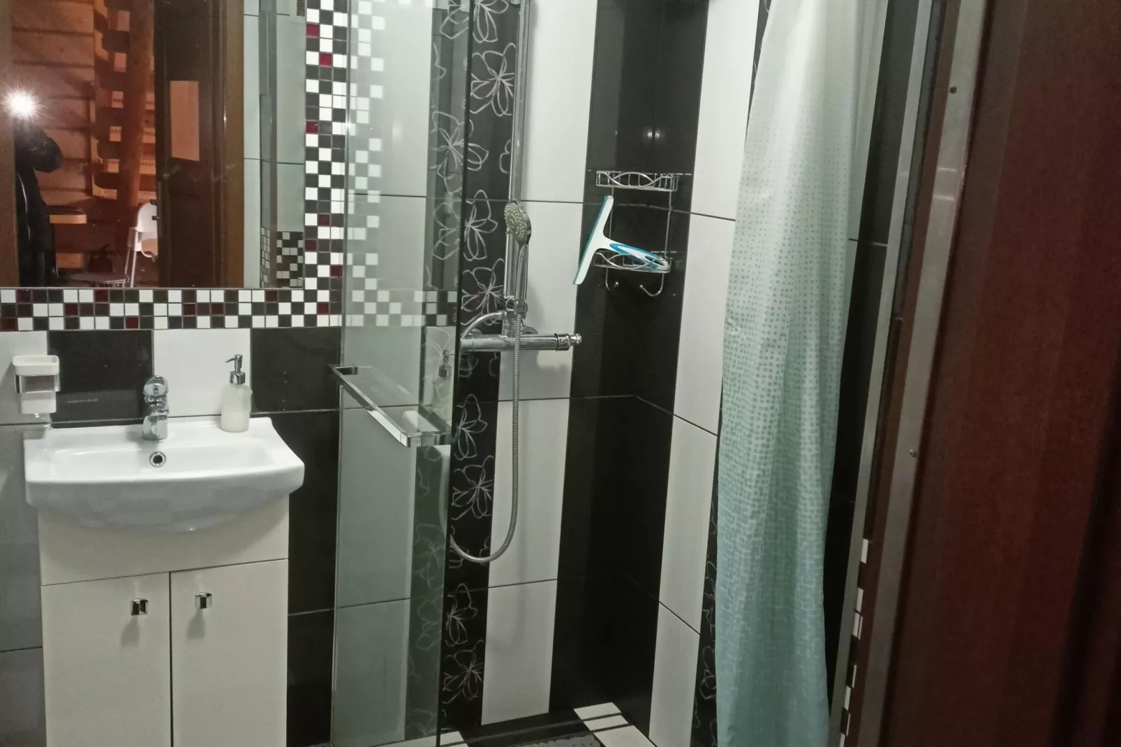 A house on the shore of the lake-Bathroom