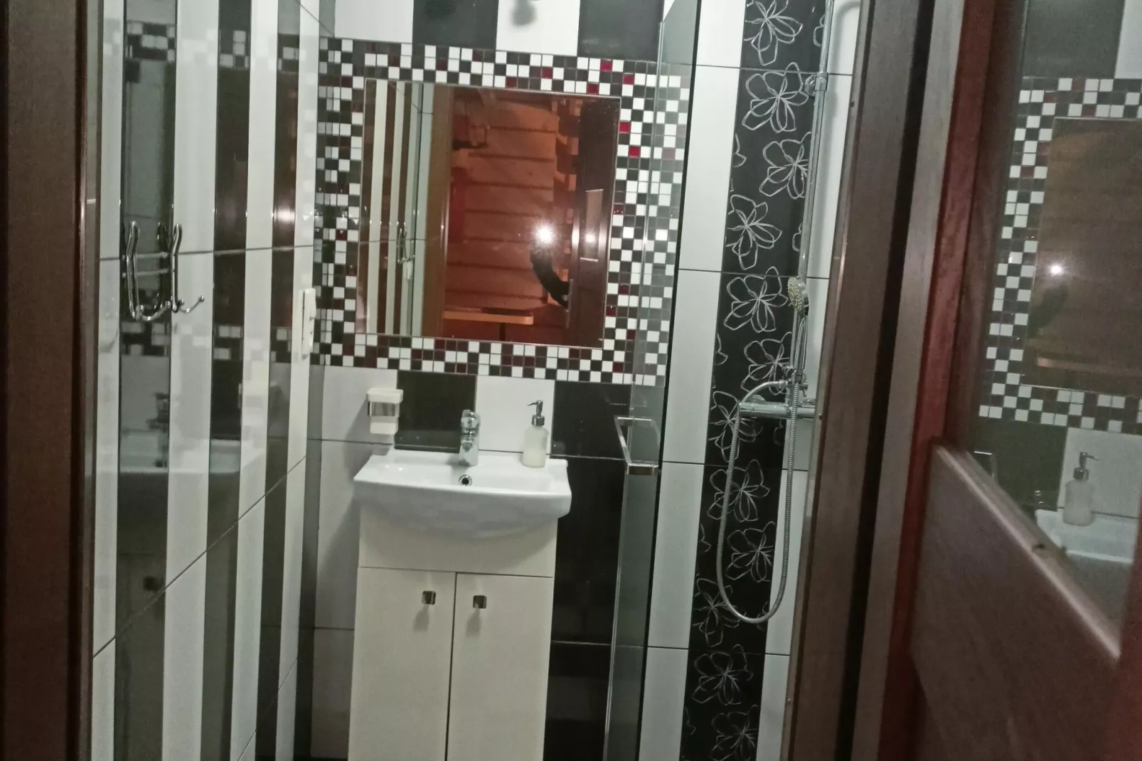 A house on the shore of the lake-Bathroom