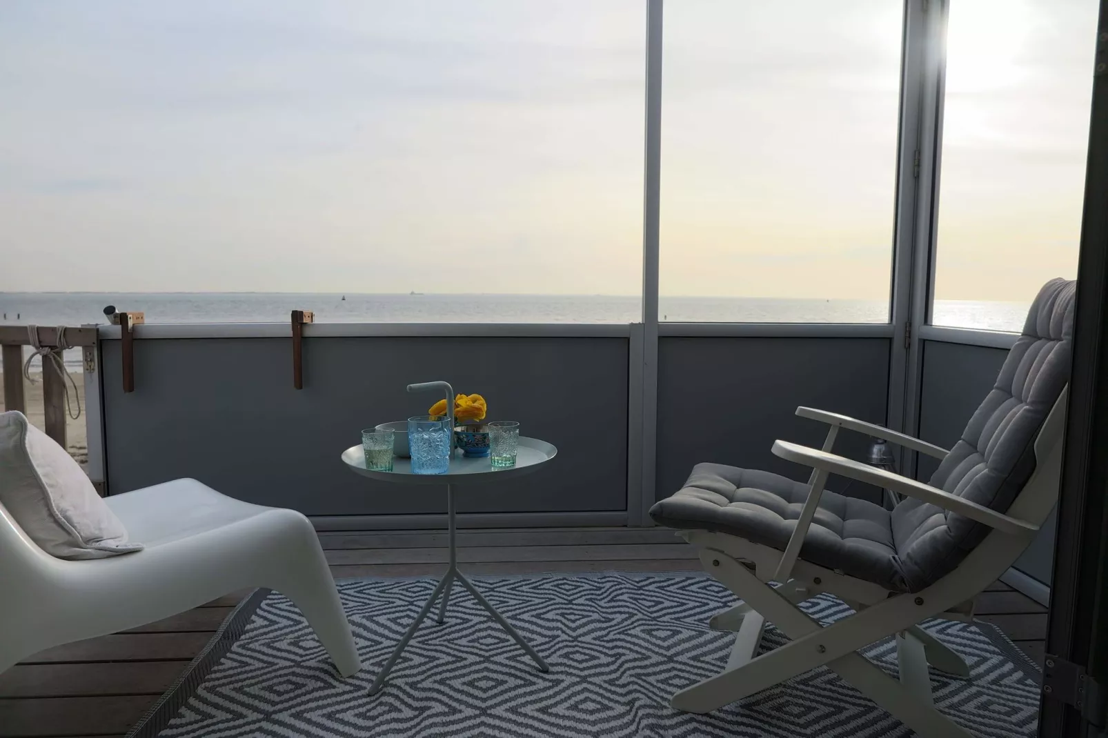 Slaapstrandhuisje - Strand dishoek 60-Terrace balcony