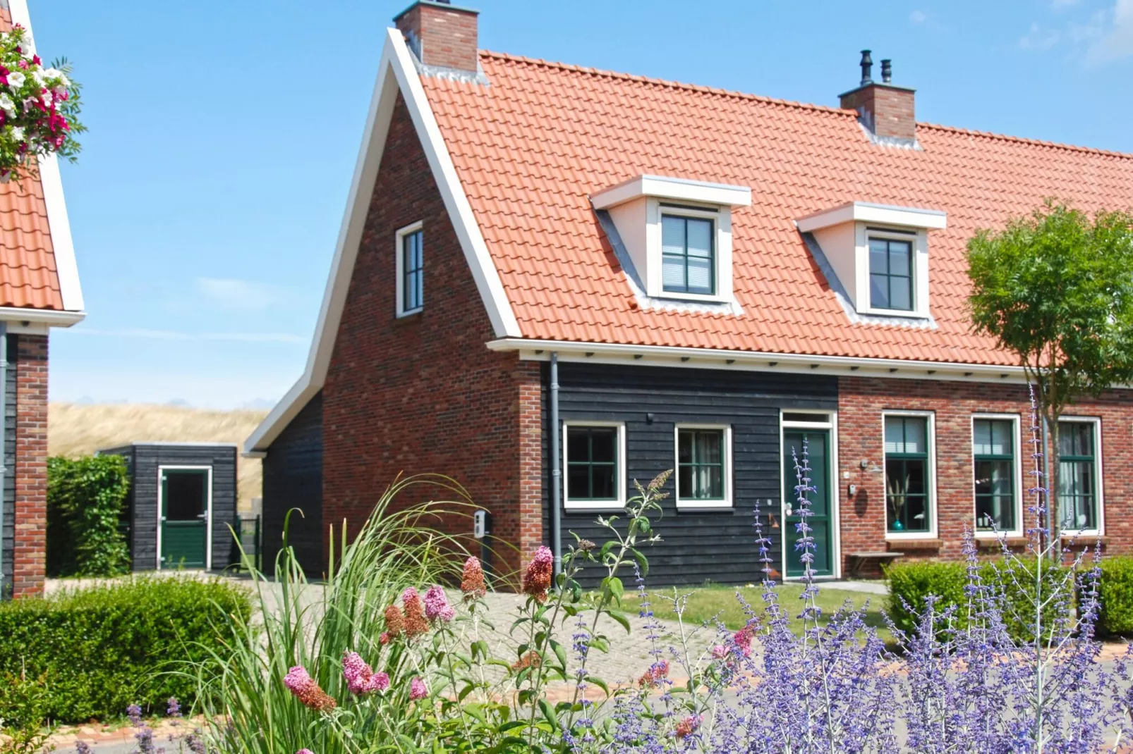 Charming Beveland-Exterior summer
