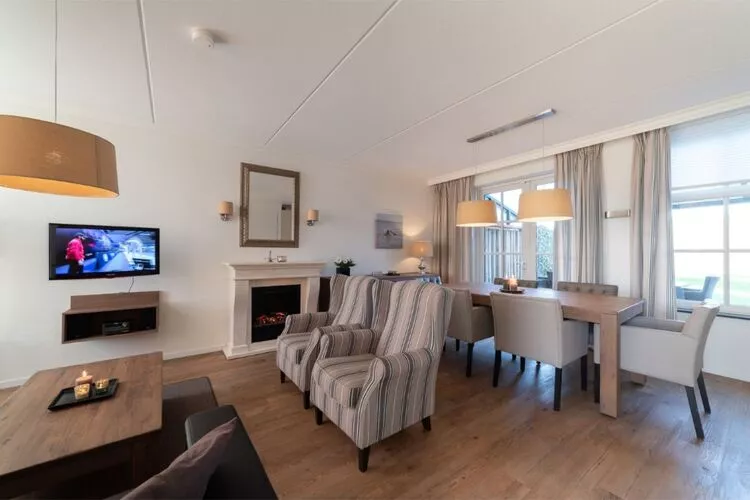 Charming Beveland-Living room