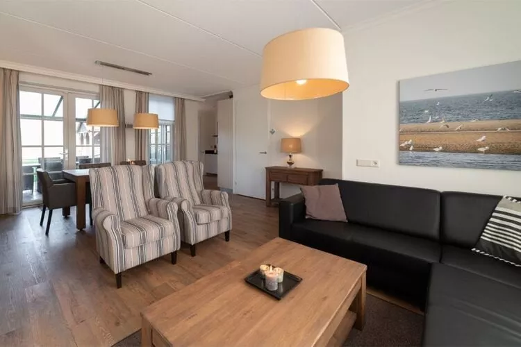 Charming Beveland-Living room