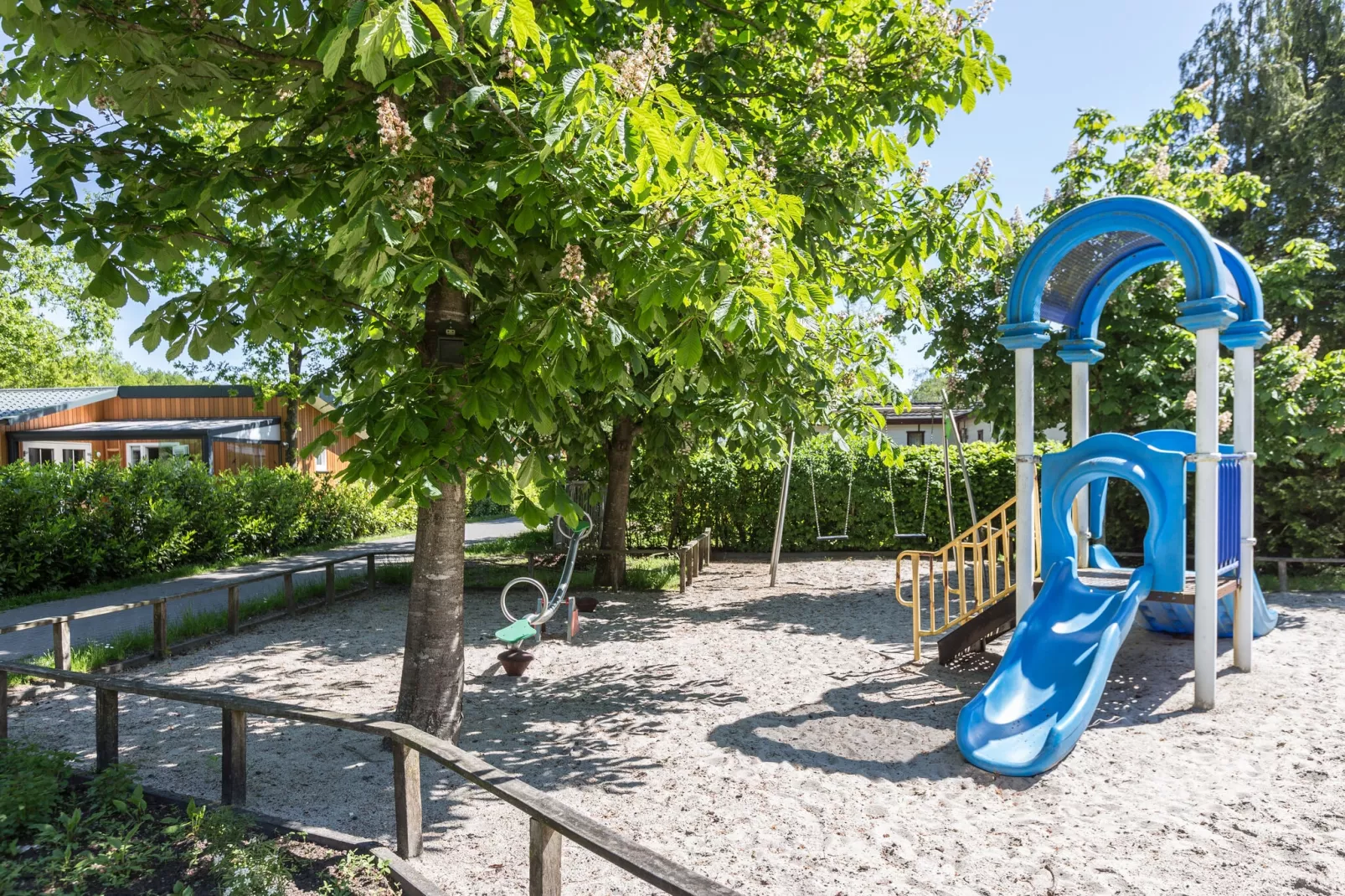 Residence De Eese 1-Parkeinrichtungen