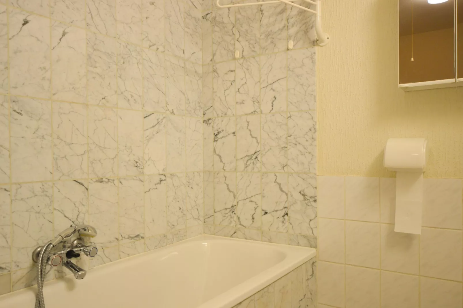 PLAZA I/0802-Bathroom