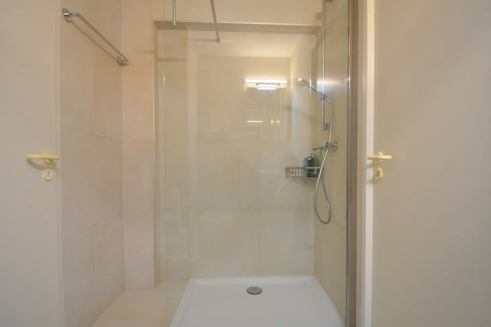 PLAZA I/1822-Bathroom
