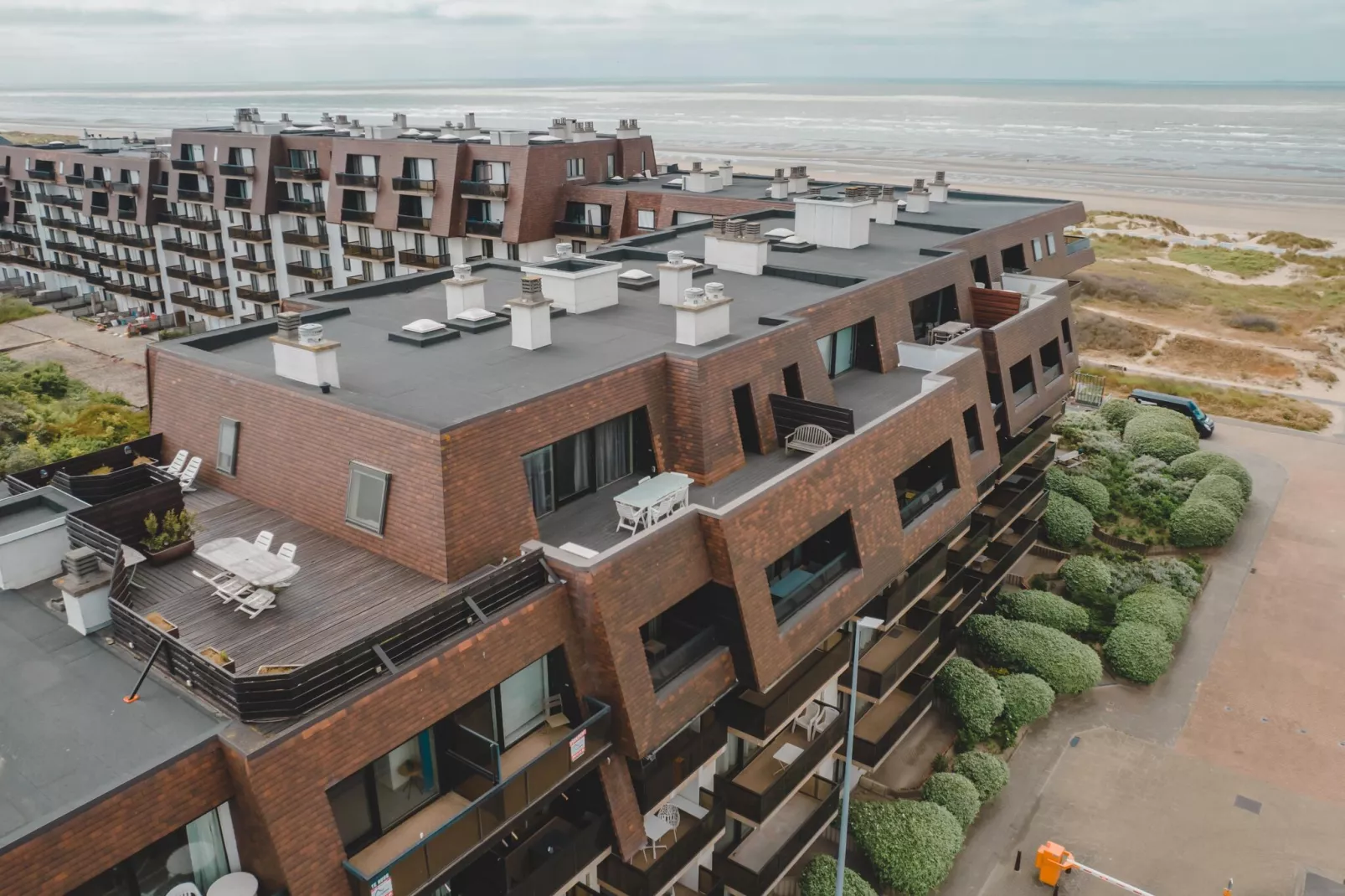 PLAZA J/2914-Exterior summer