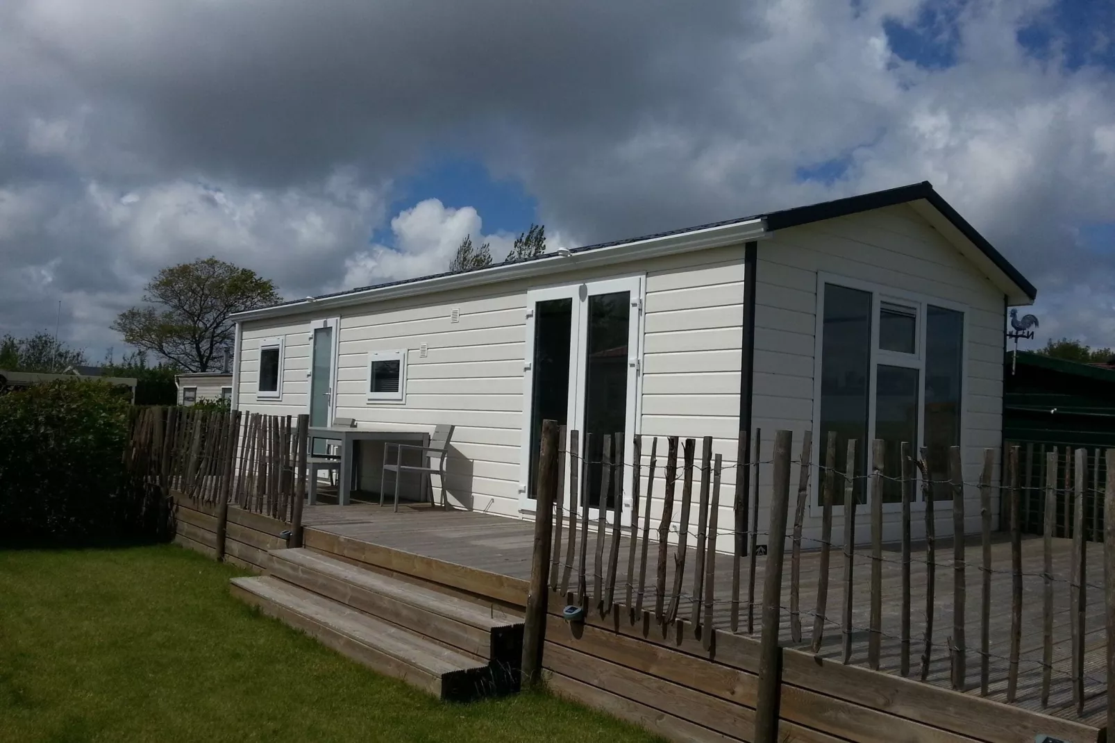 Recreatiepark Wiringherlant - Wiringher Chalet 10 - Exterior in summer