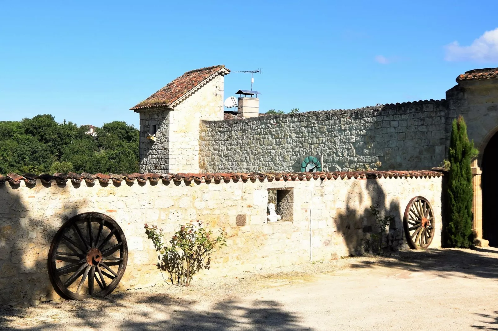 Bergerie-Exterior summer