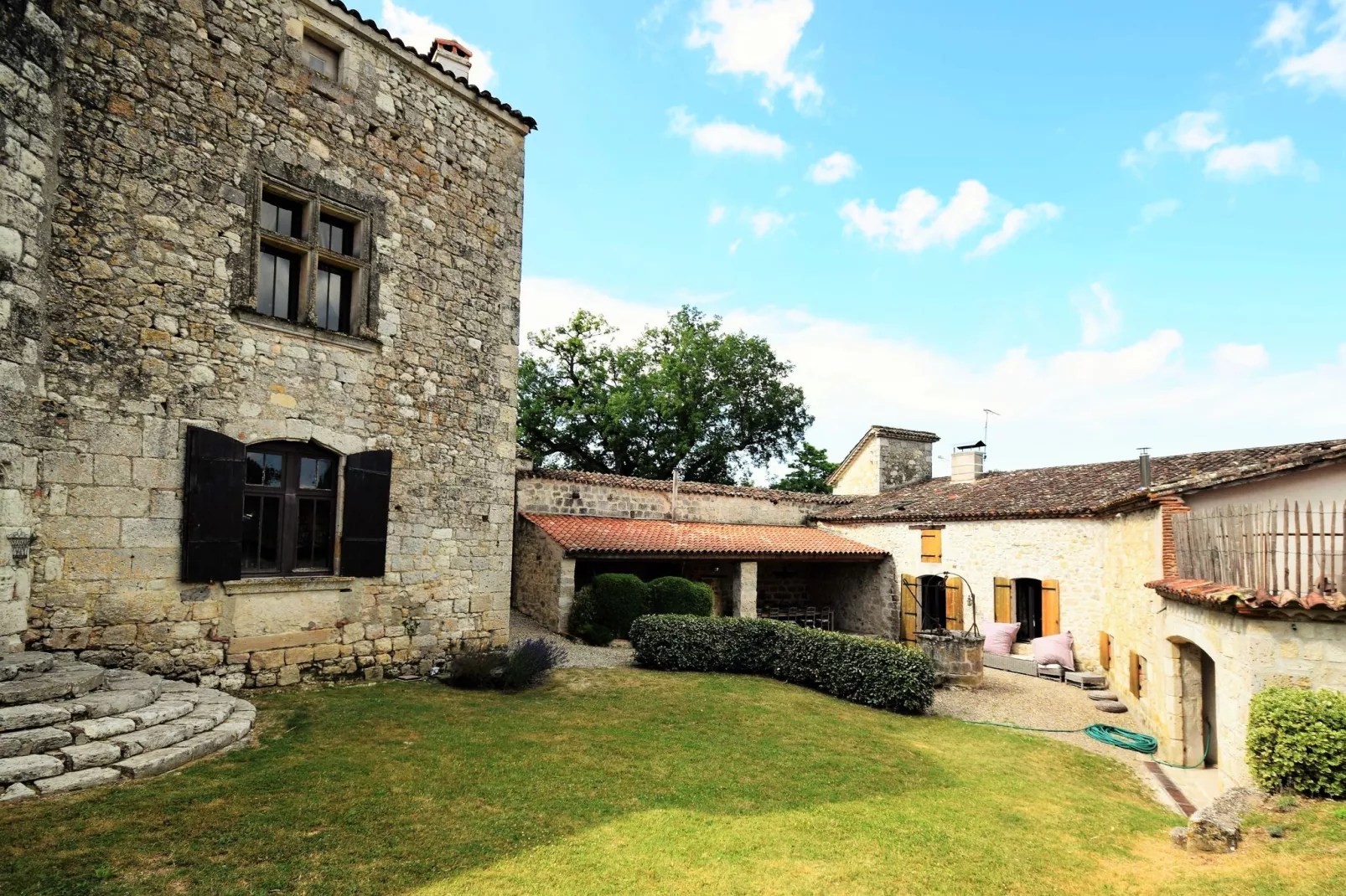 Bergerie-Exterior summer