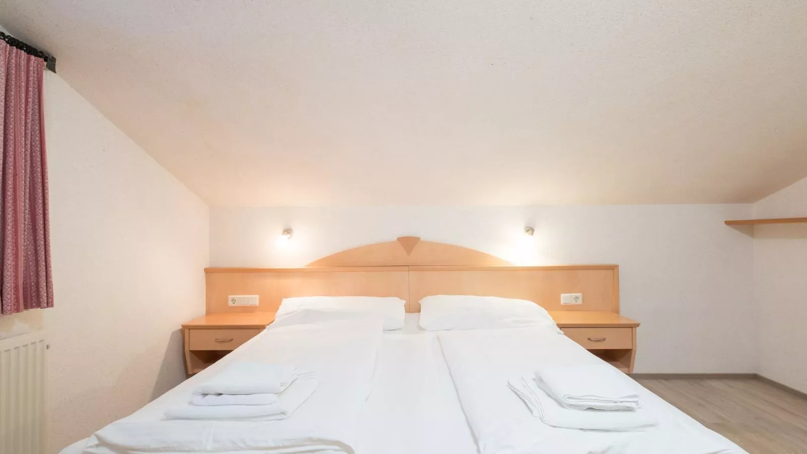 Vanessa-Bedroom