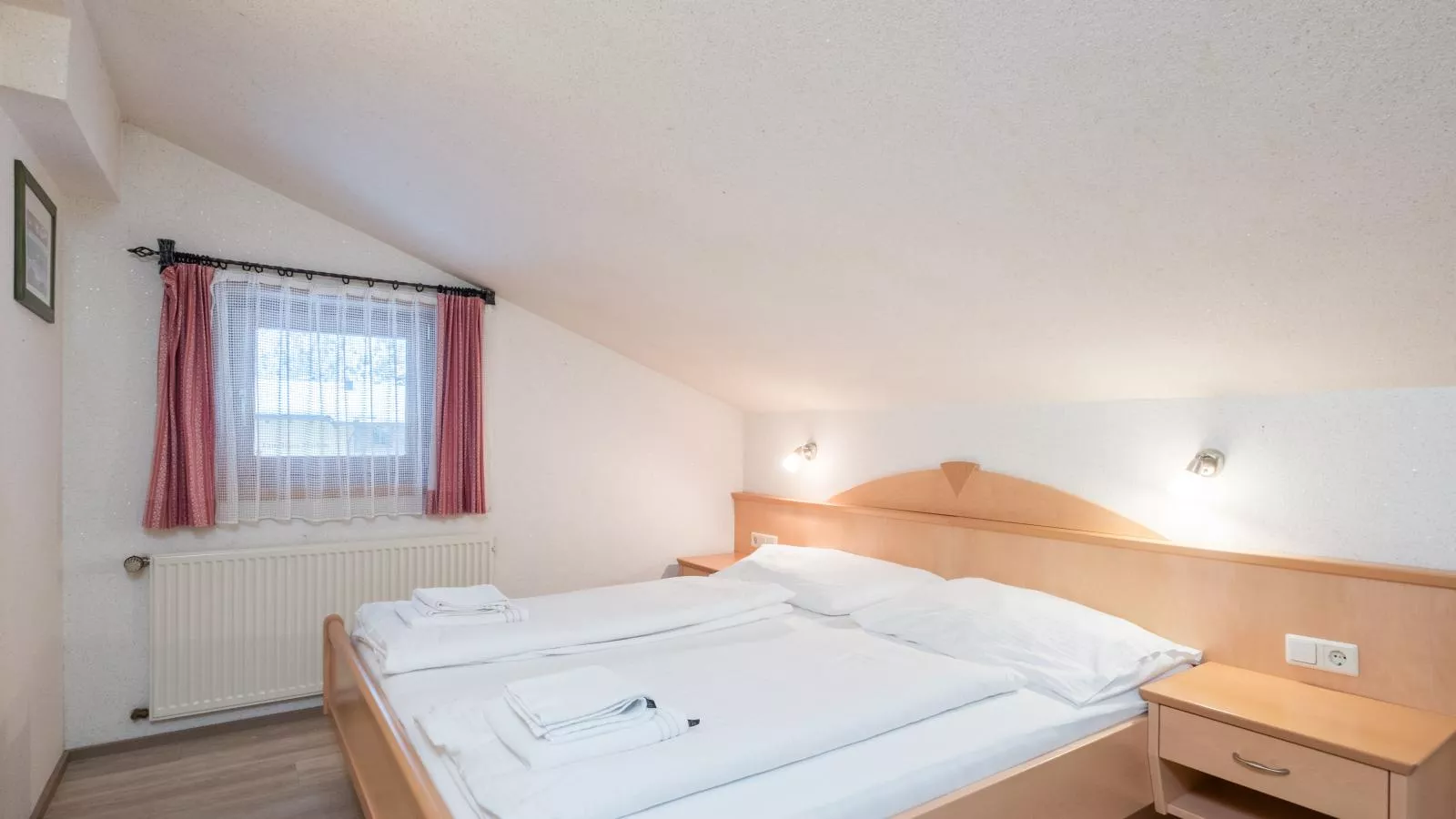 Vanessa-Bedroom
