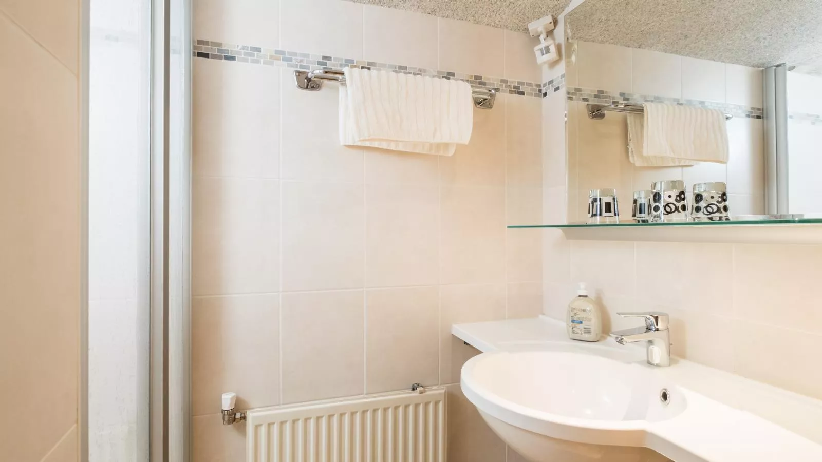 Vanessa-Bathroom